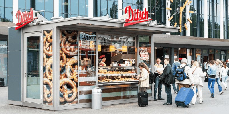 Dauerhafter Verkauf auf einer Sonderflächen im Outdoorbereich eines Hauptbahnhofes