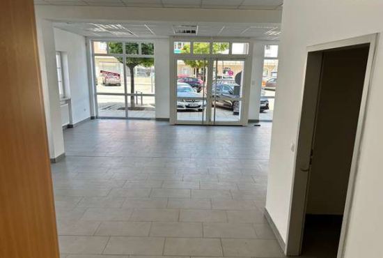 Wallersdorf Marktplatz, Ladenlokal, Gastronomie mieten oder kaufen